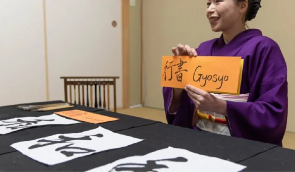 A split-screen illustration showing two conversation scenarios. On the left, a business meeting with people in suits around a table, a speech bubble saying “Keiei no jyokyo o mite kimemasu” (We’ll decide after checking business conditions). On the right, two friends sitting at a café, laughing, with a speech bubble saying “Jyokyo shidai da ne” (Depends on the situation).